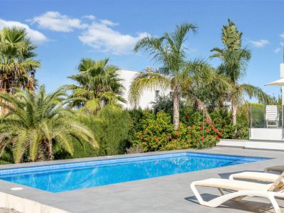 Piscina y jardín