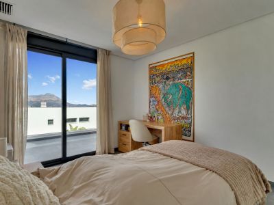 Dormitorio con balcón privado