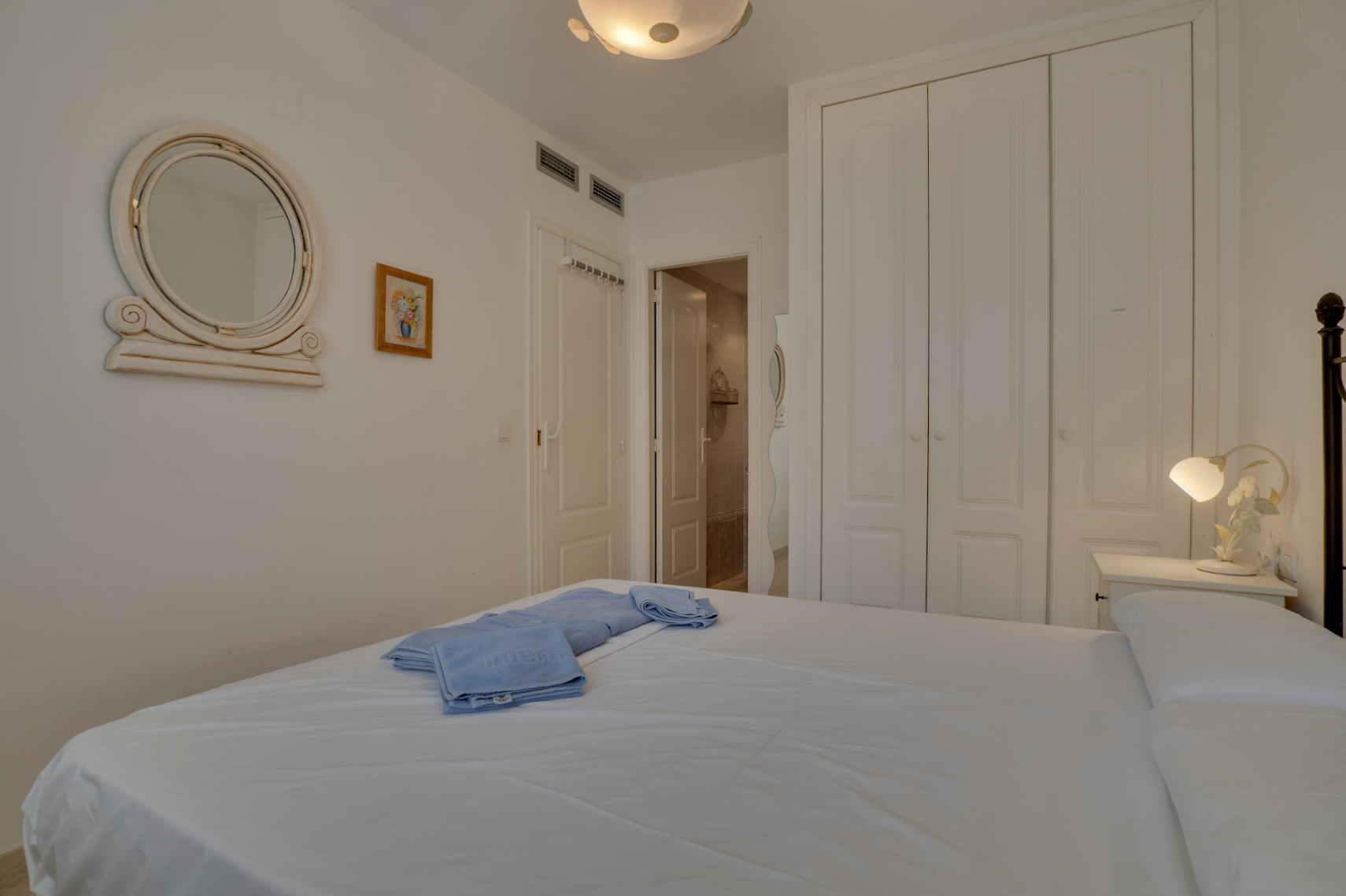 Dormitorio con baño en suite