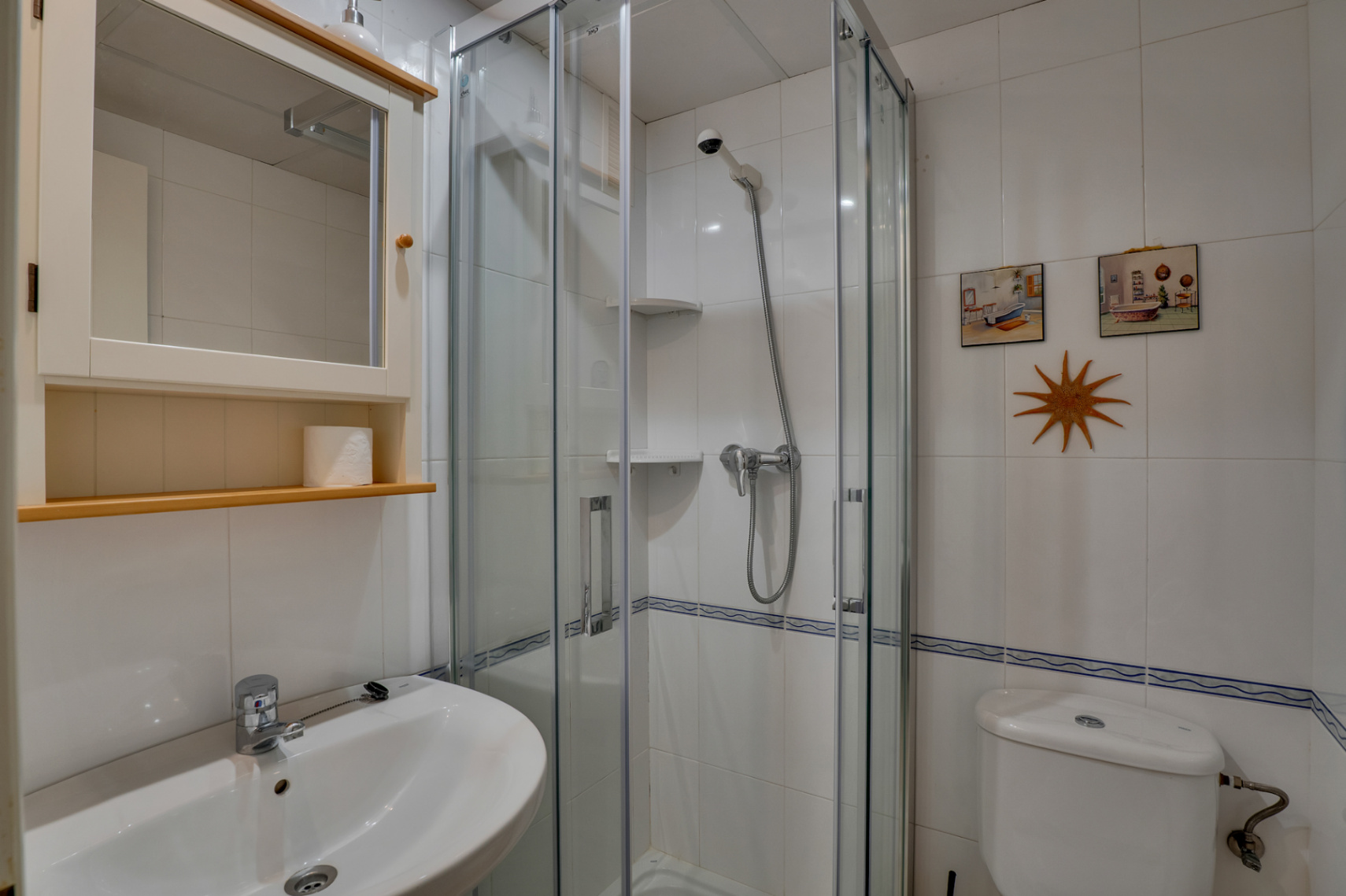 Cuarto de baño con ducha
