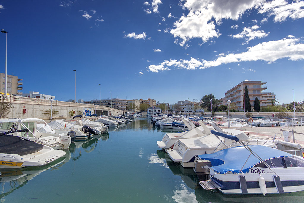 Canal del puerto deportivo