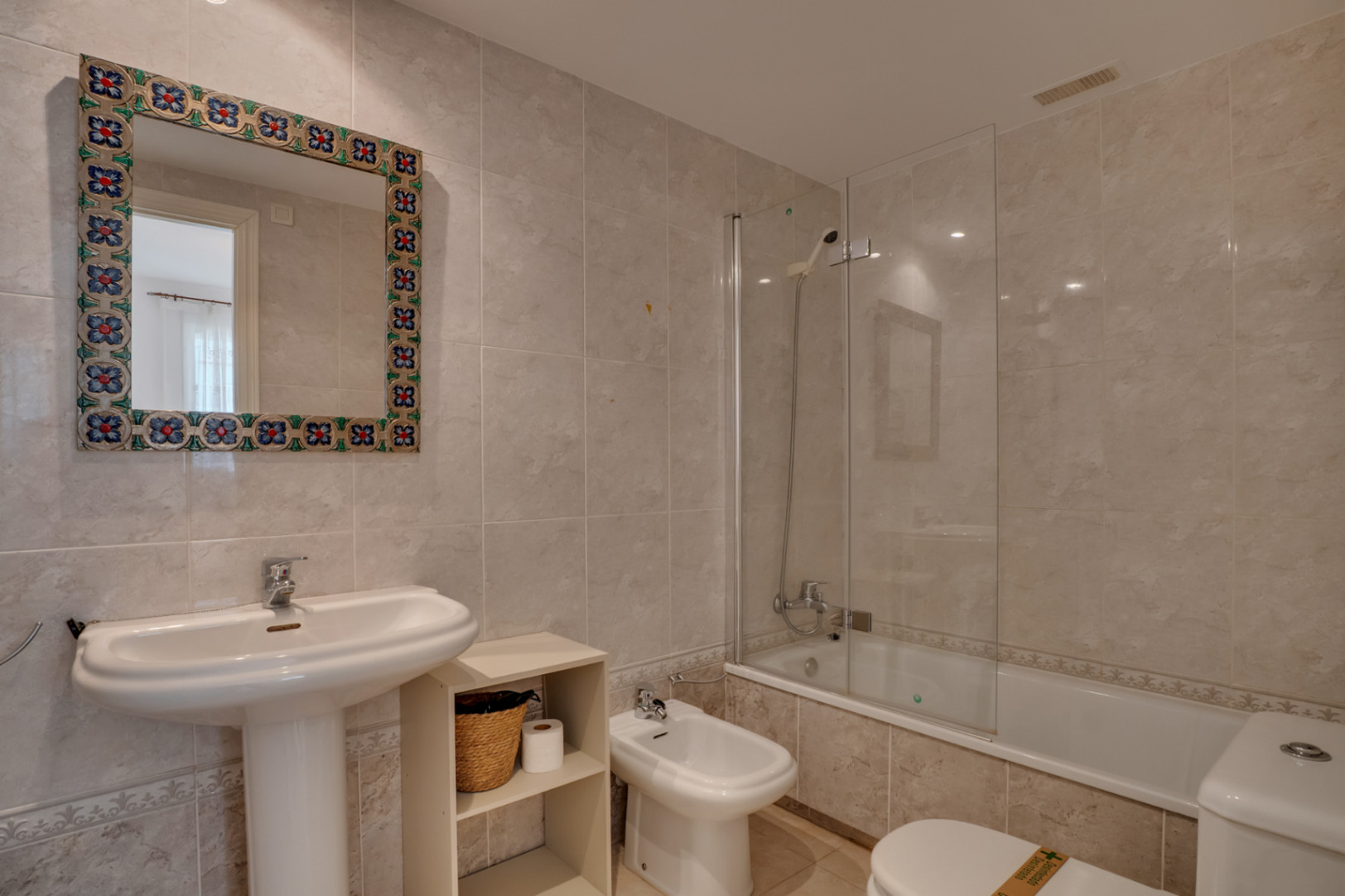 Cuarto de baño con bañera
