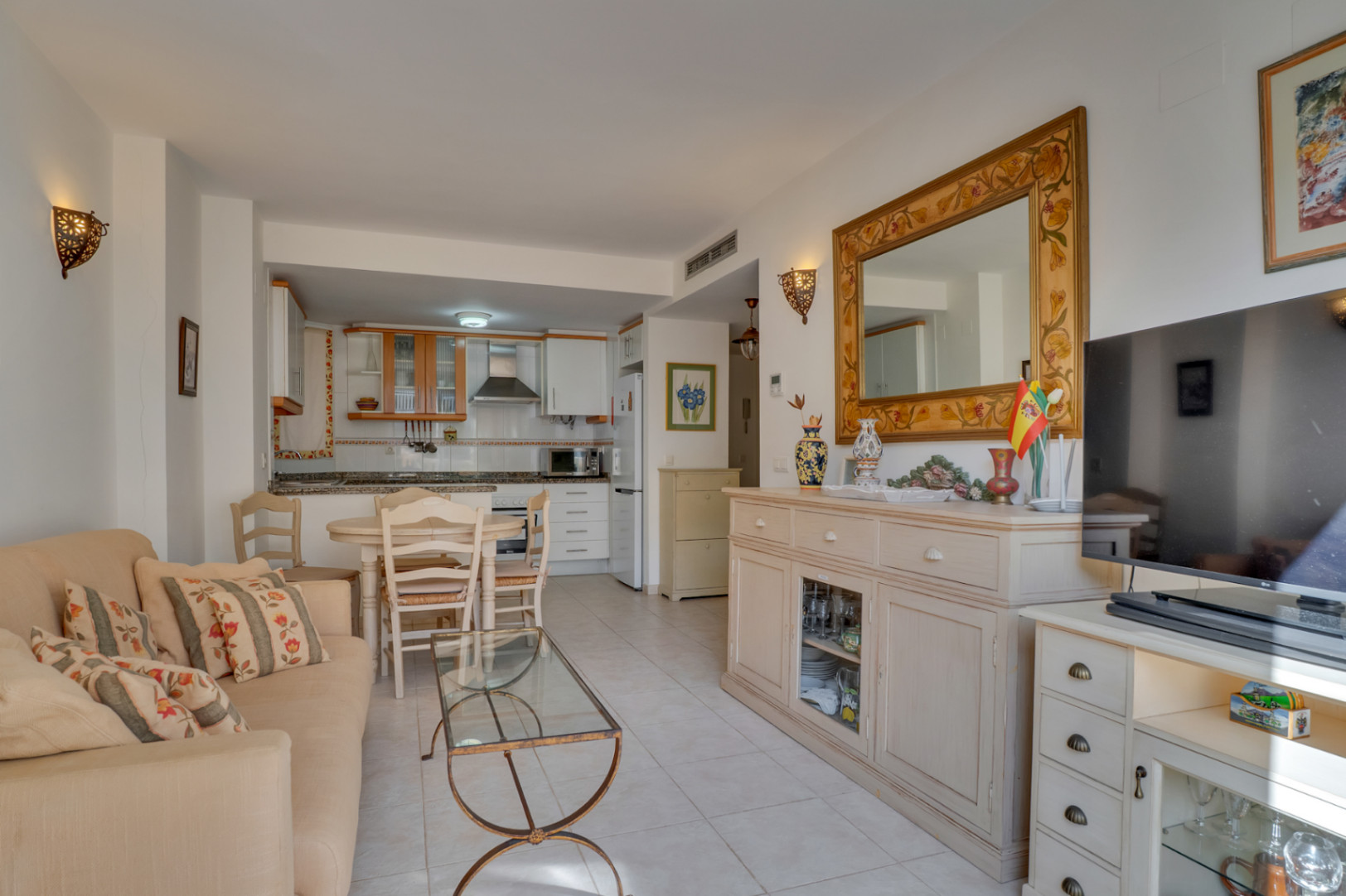 Salón y cocina abierta
