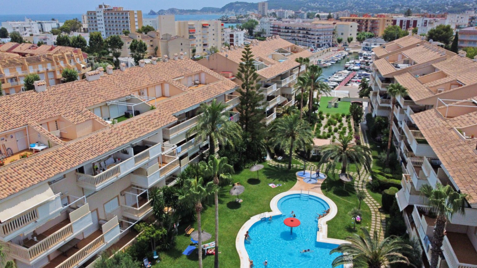 Piscina comunitaria y jardines