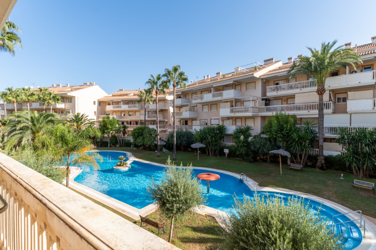 Piscina comunitaria y jardines