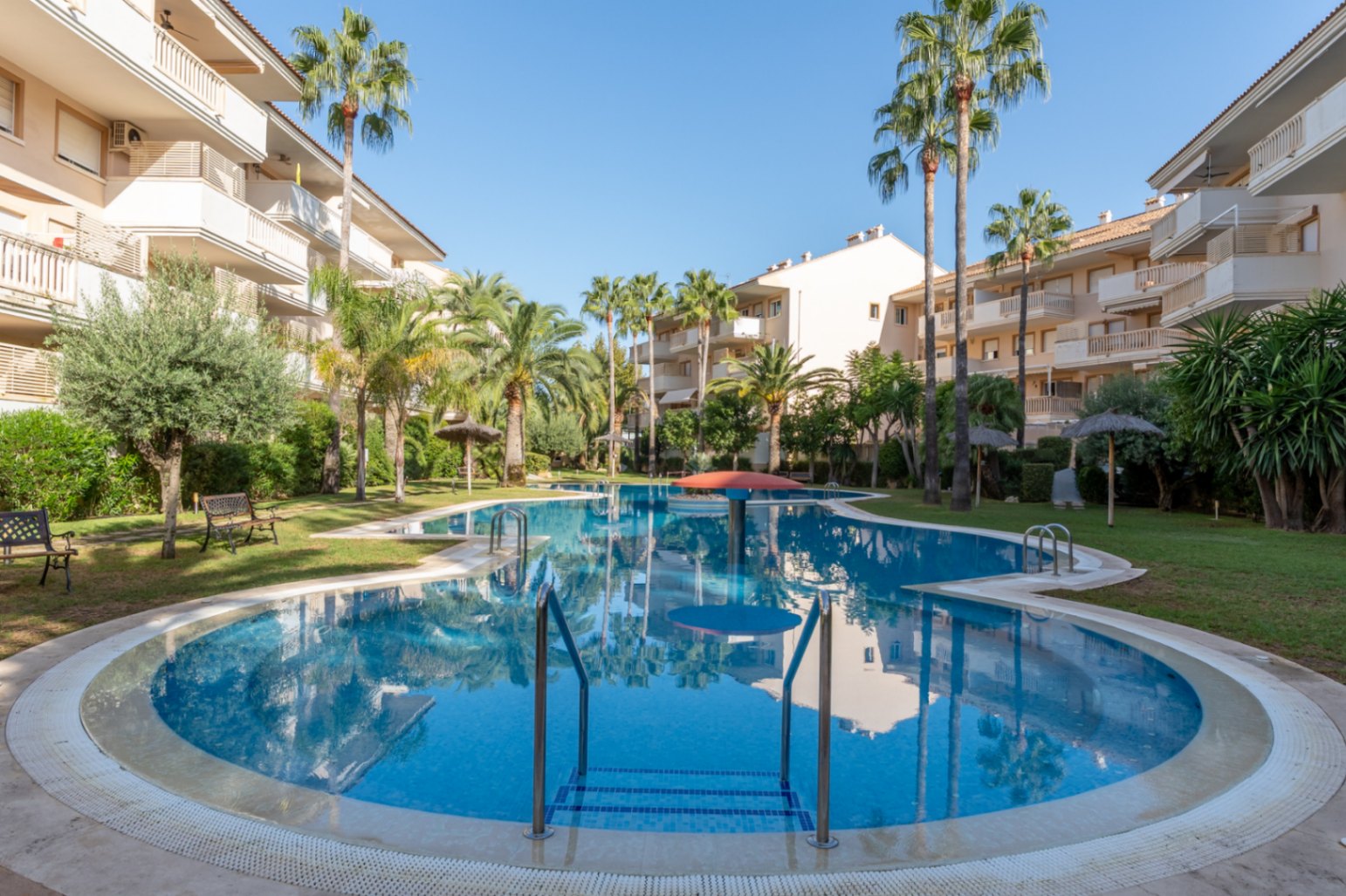 Piscina comunitaria y jardines