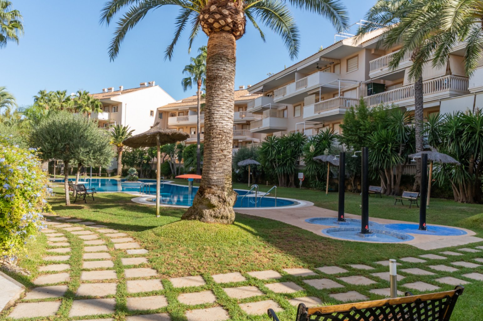 Piscina y jardines comunitarios