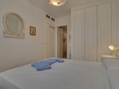 Dormitorio con baño en suite