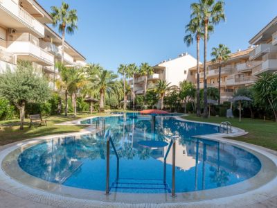 Piscina comunitaria y jardines