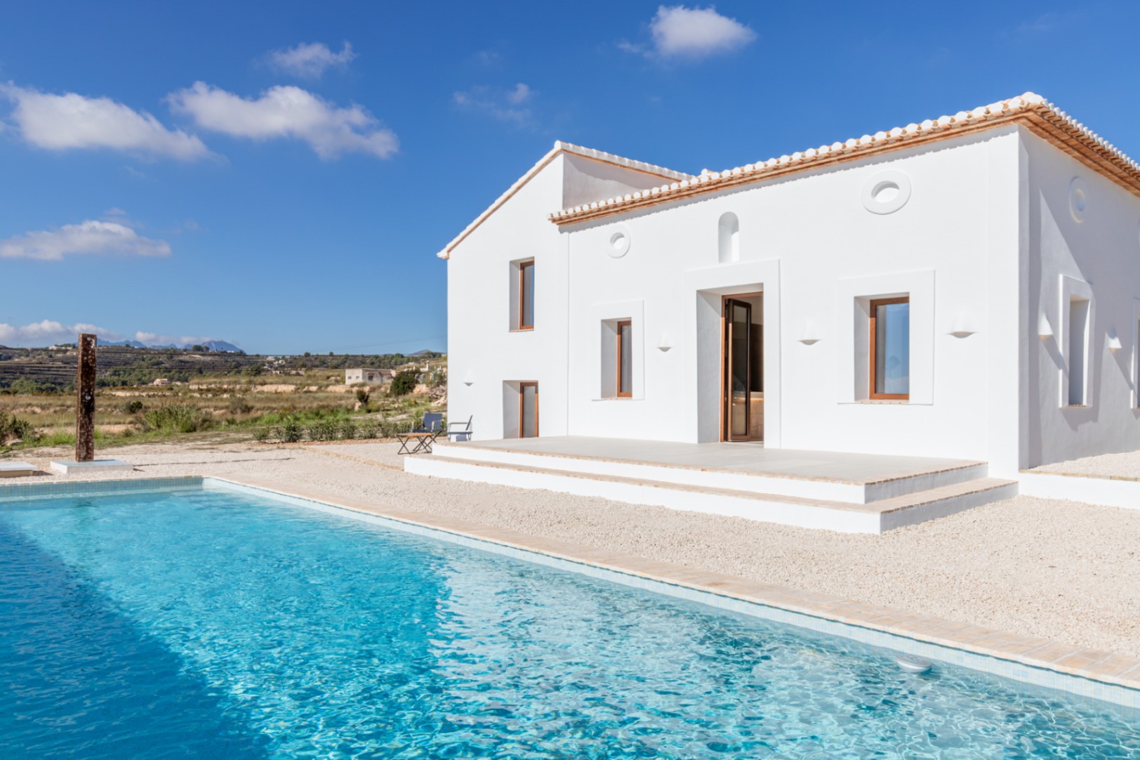 Piscina y exterior de la casa
