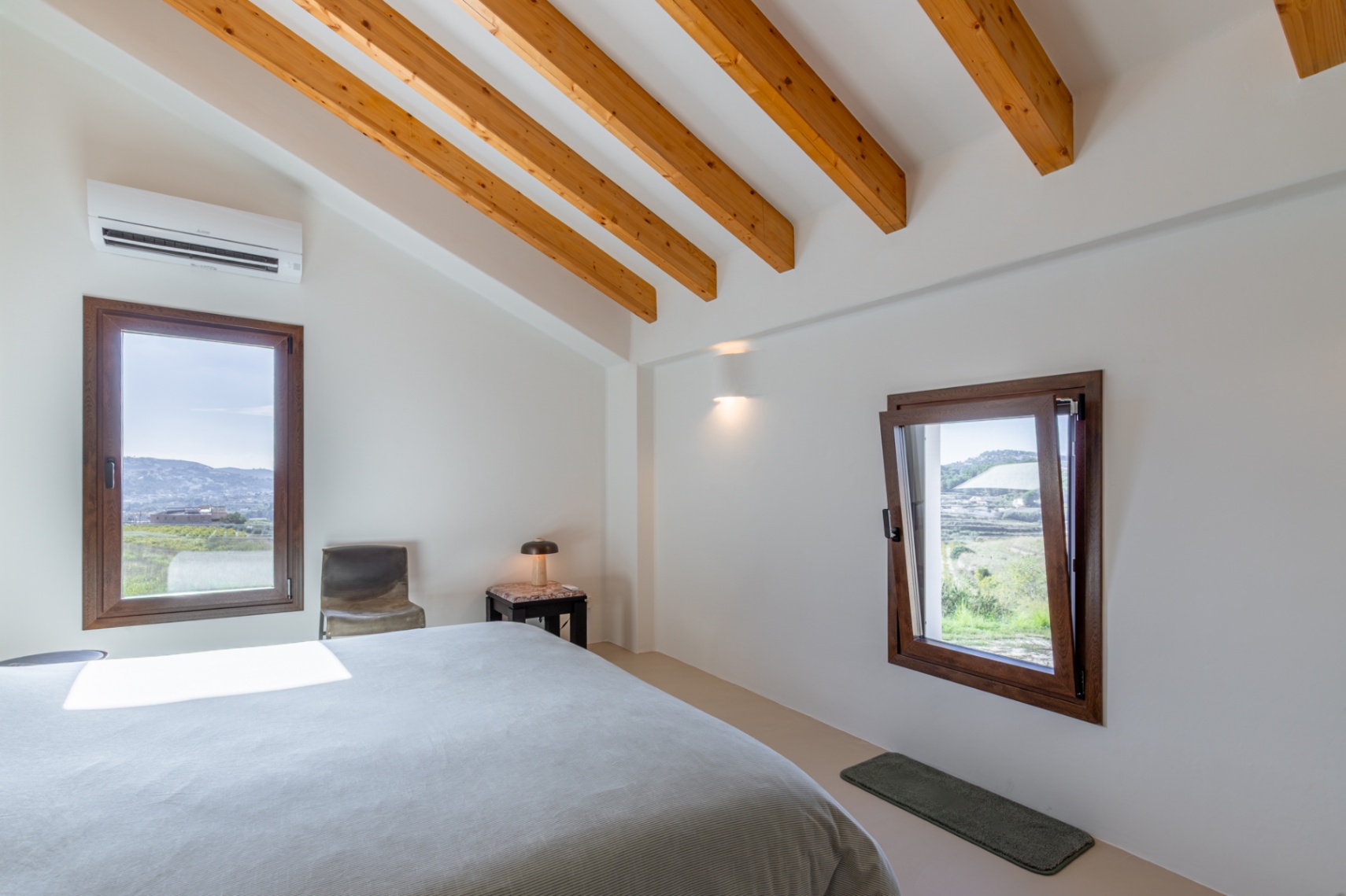 Dormitorio con vistas