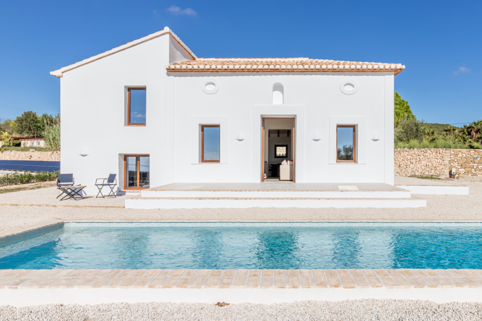 Fachada exterior y piscina