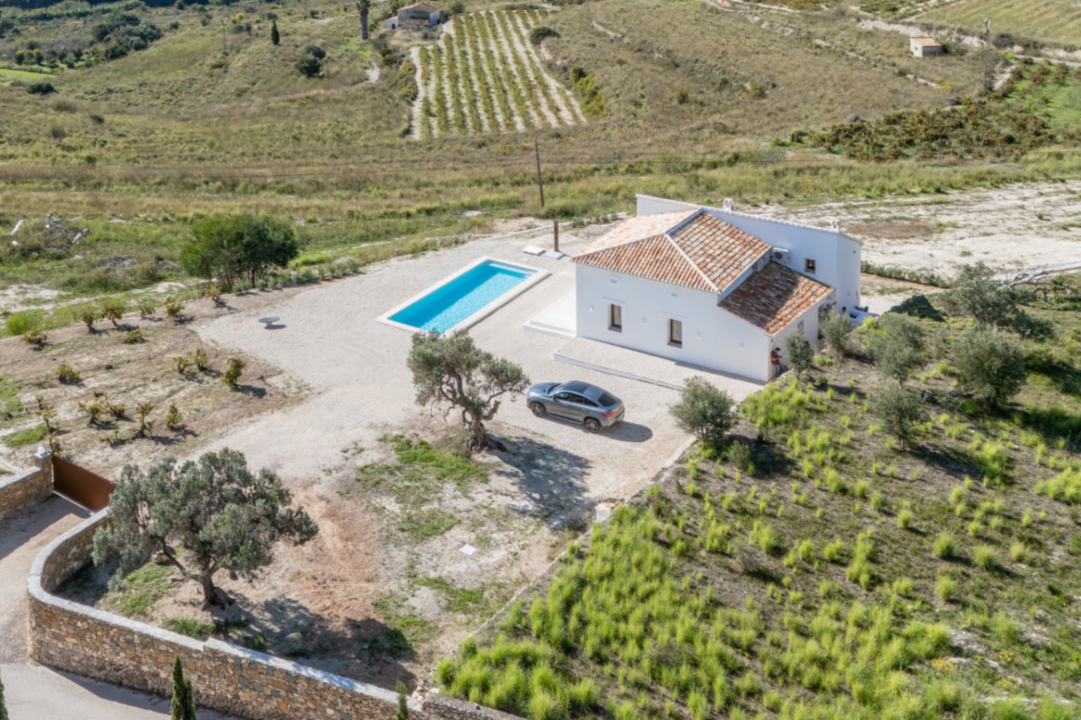 Vista aérea de la casa y piscina