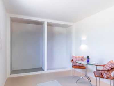 Dormitorio con armarios empotrados