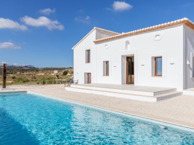 Piscina y exterior de la casa