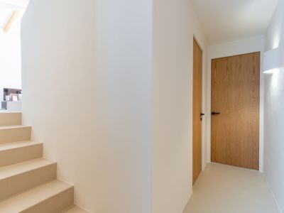 Pasillo con escaleras