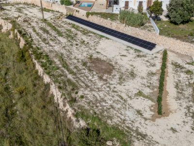 Parcela con placas solares