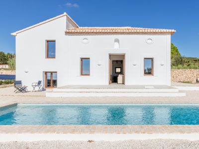 Fachada exterior y piscina