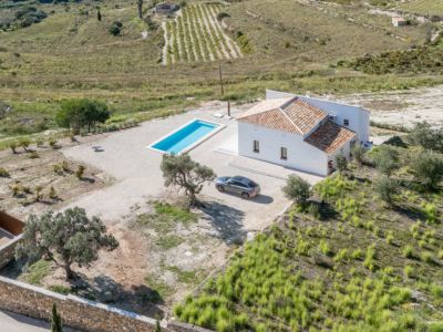 Vista aérea de la casa y piscina