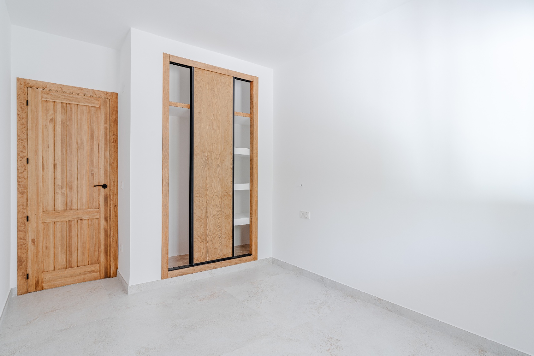 Dormitorio con armario empotrado