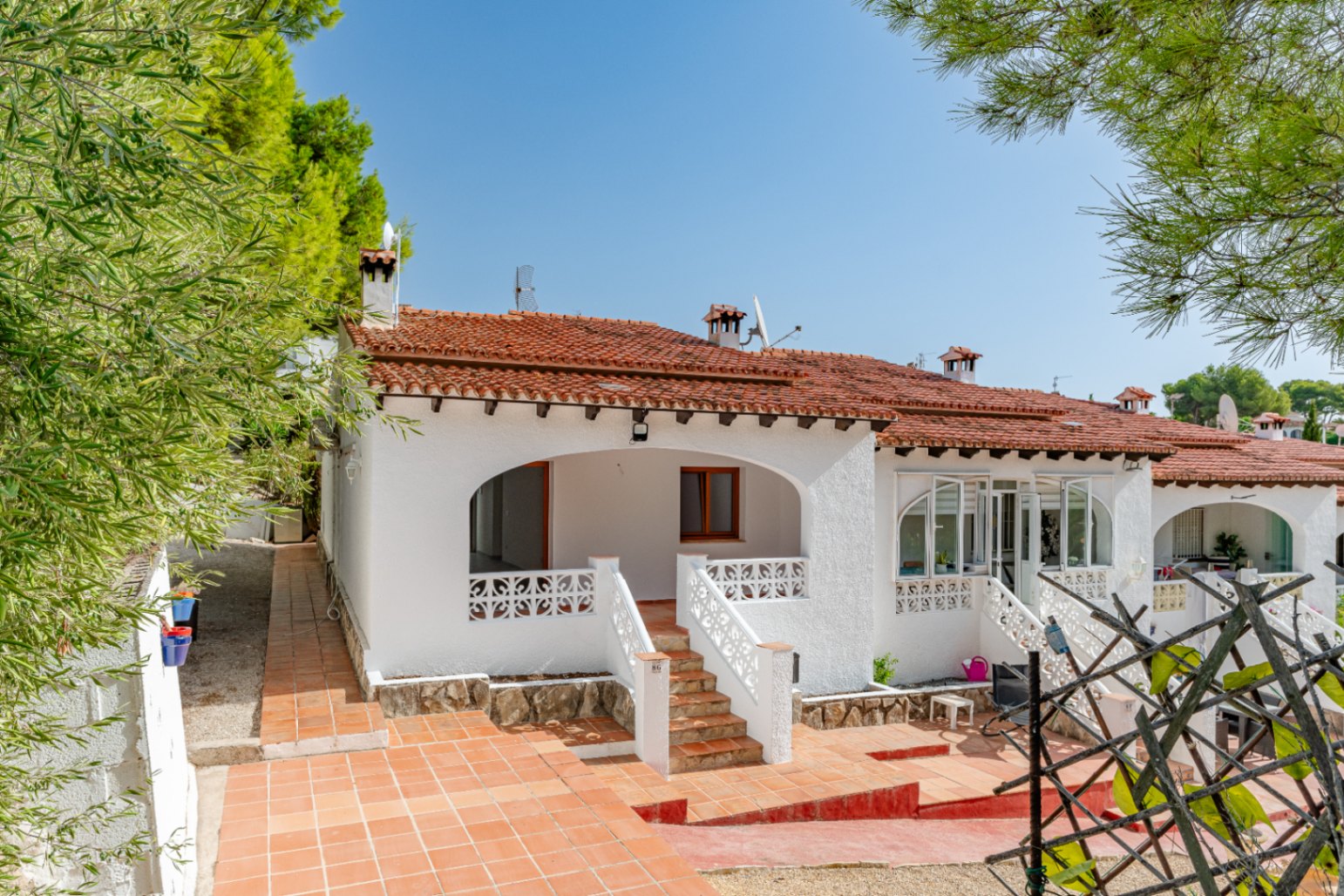 Fachada exterior y terraza