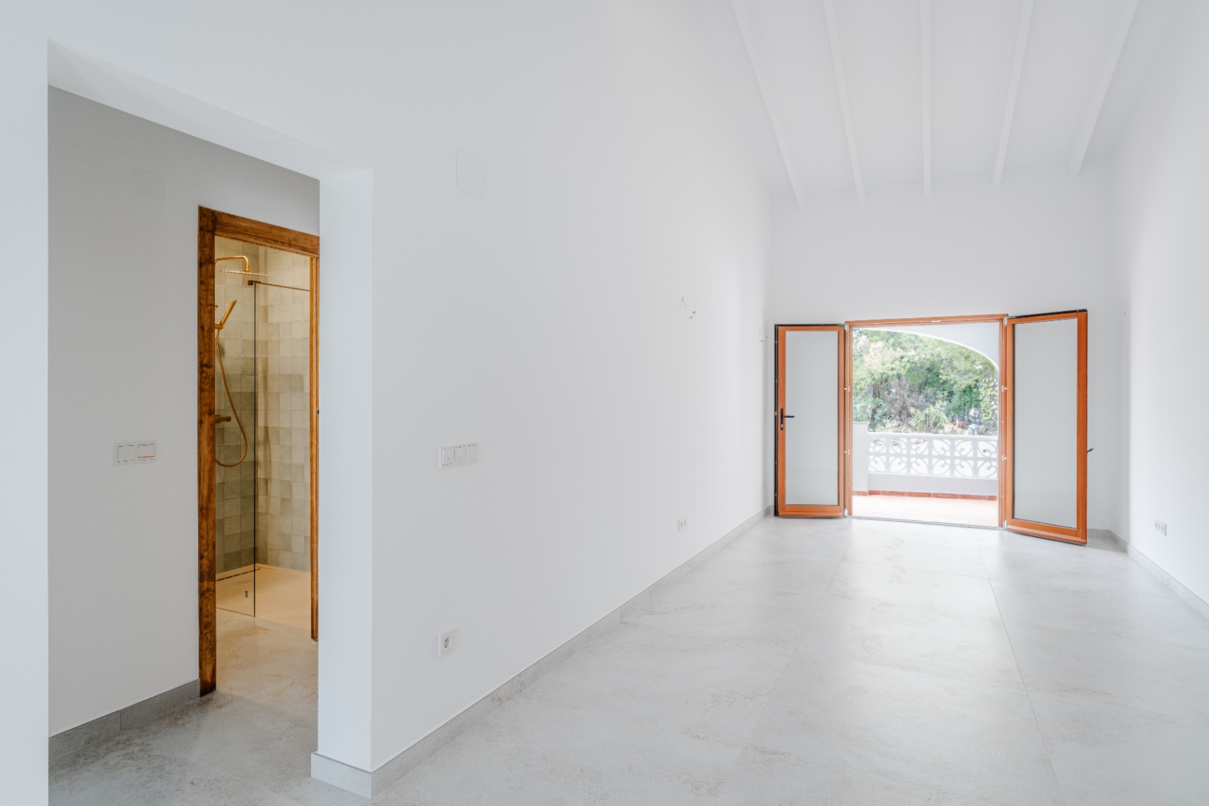 Dormitorio con acceso a terraza