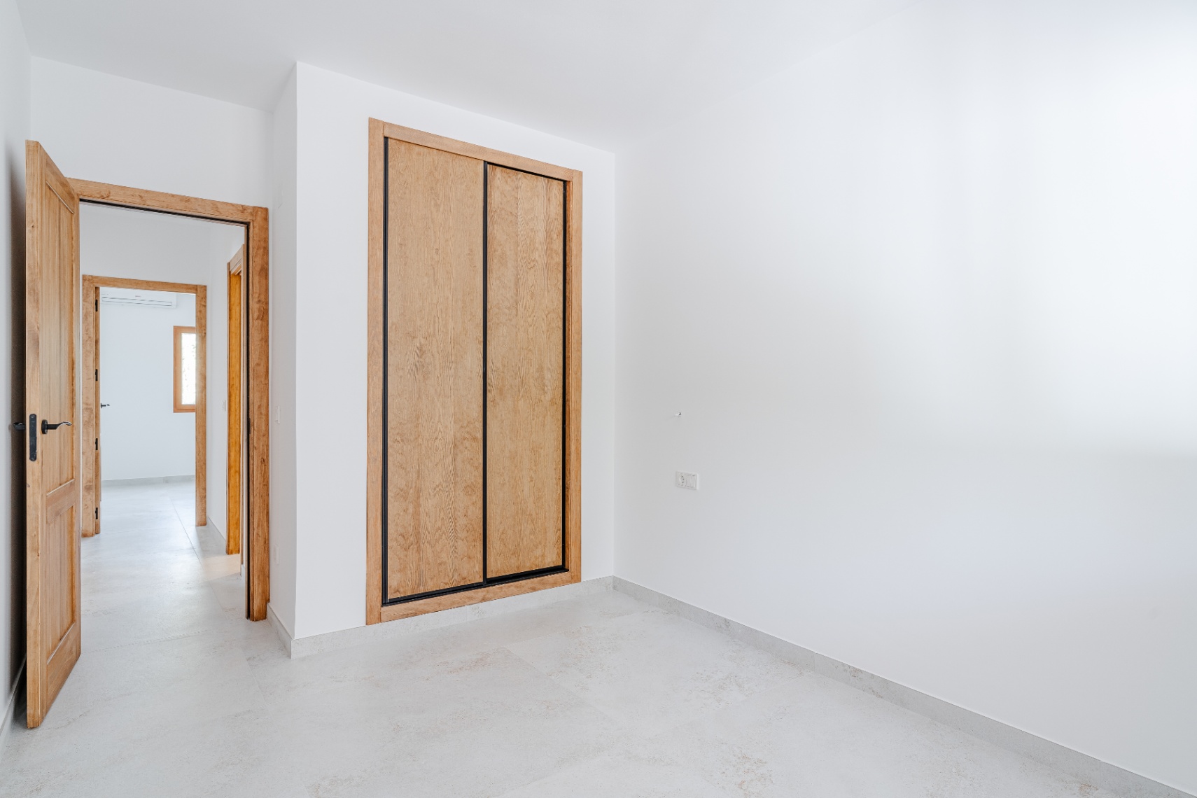 Dormitorio con armario empotrado
