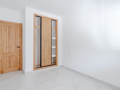 Dormitorio con armario empotrado