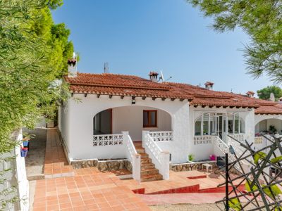 Fachada exterior y terraza
