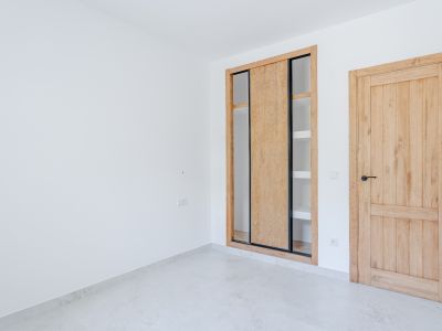Dormitorio con armario empotrado