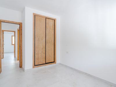 Dormitorio con armario empotrado