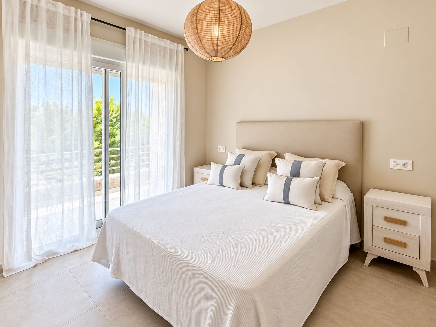 Dormitorio con balcón