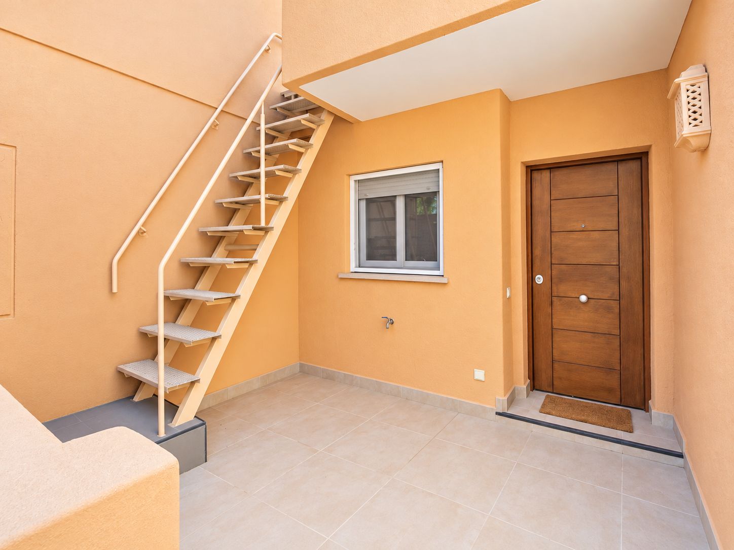Entrada con escalera exterior