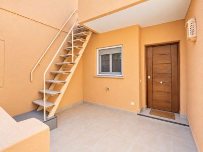 Entrada con escalera exterior
