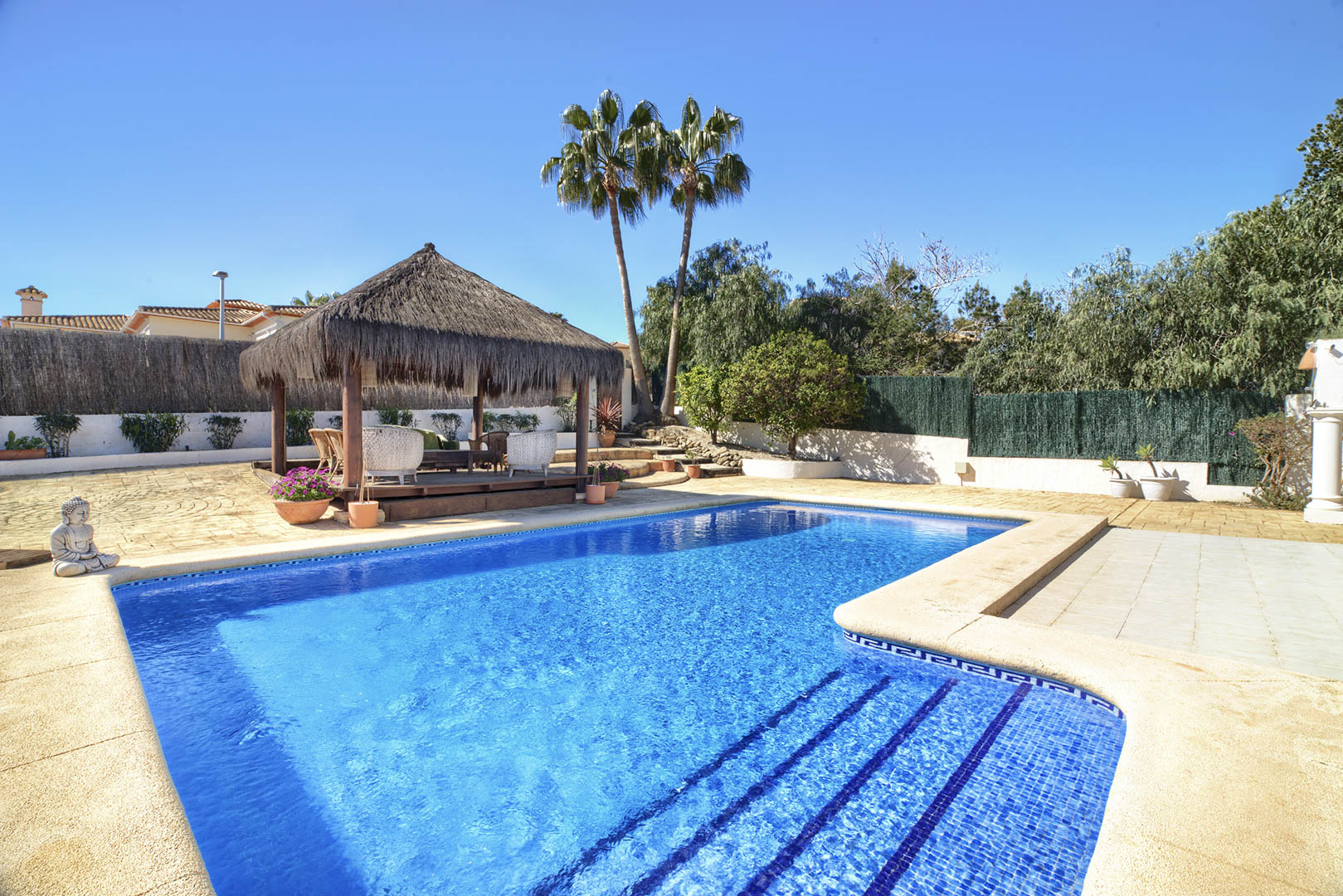 Piscina y pérgola