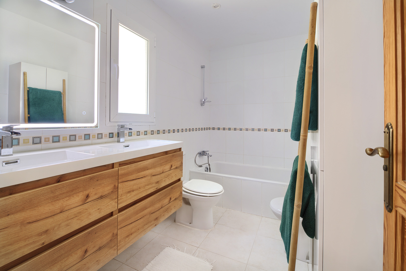 Cuarto de baño con bañera
