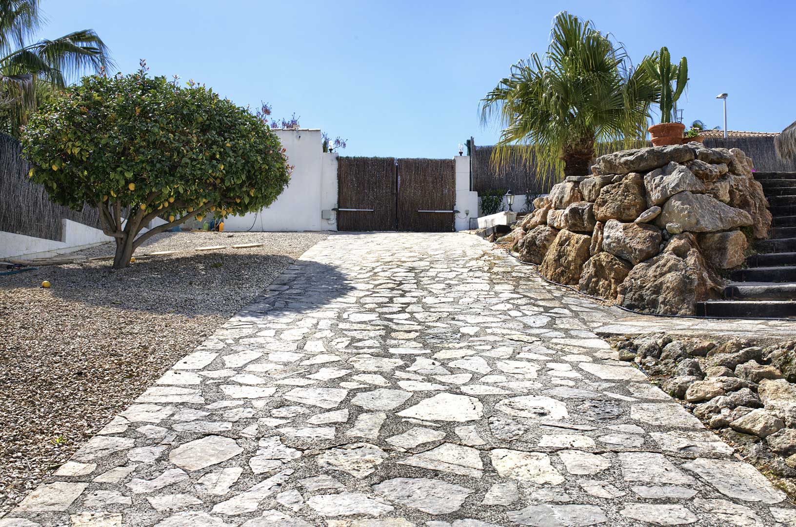 Camino de entrada y portón