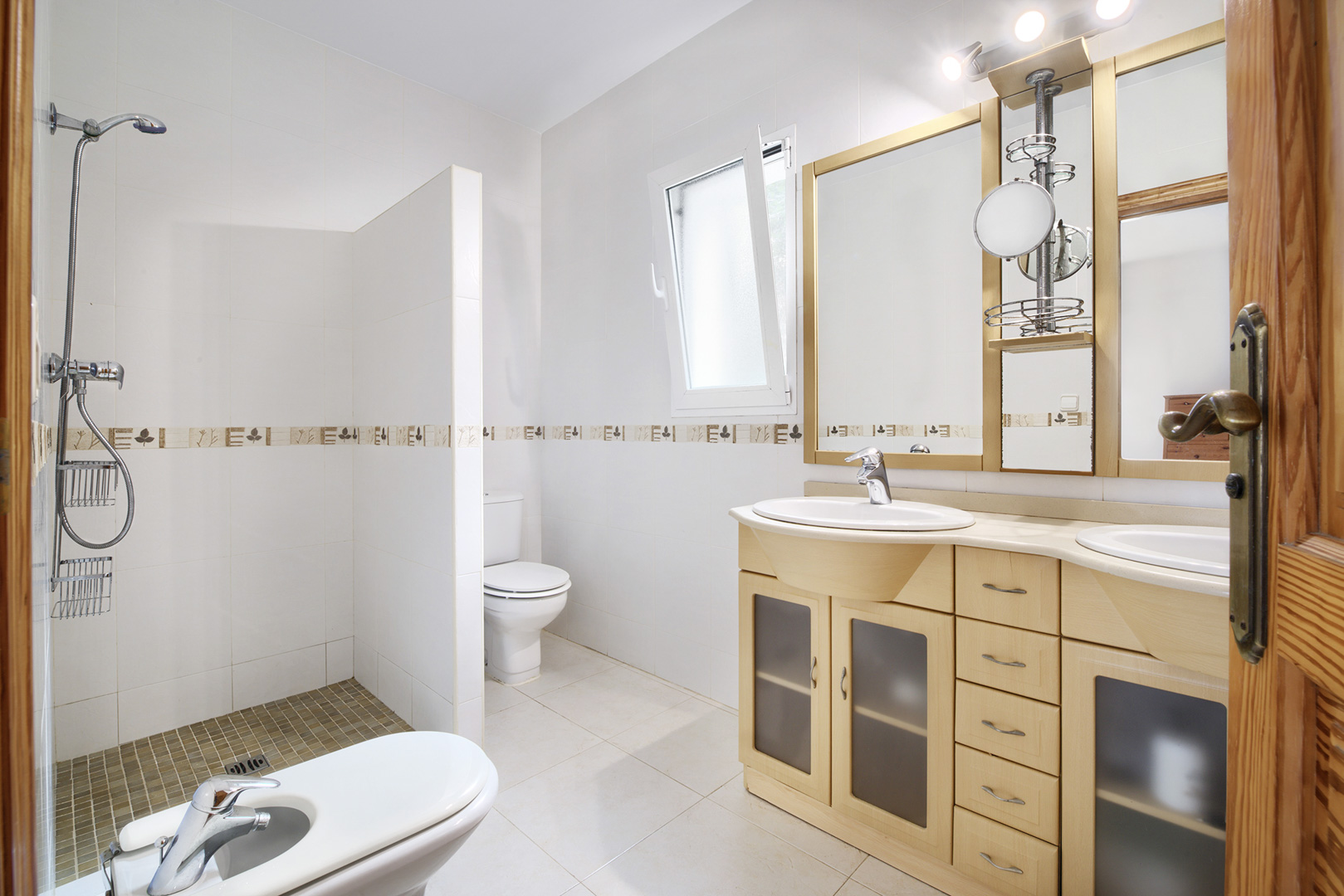 Cuarto de baño con ducha