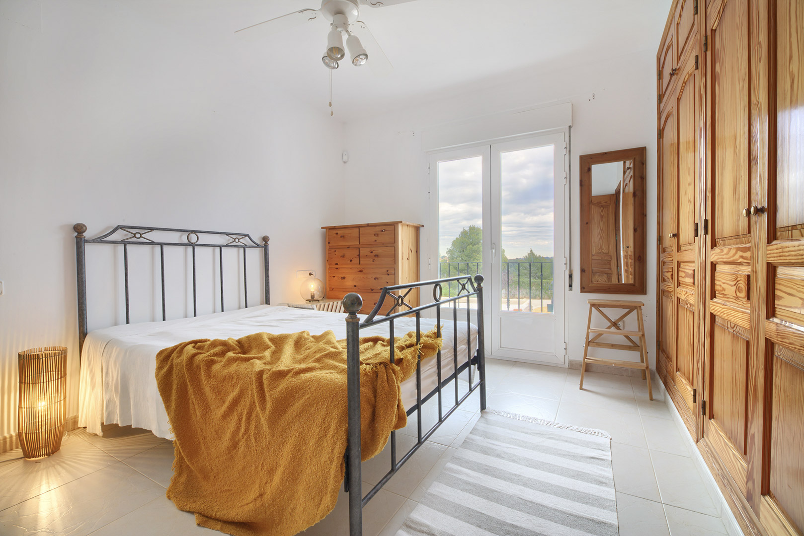 Dormitorio con balcón