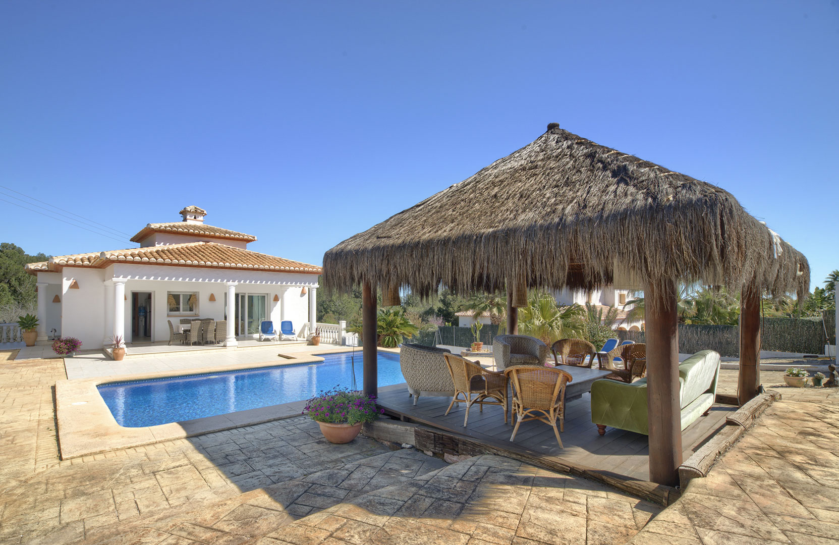 Piscina y pérgola