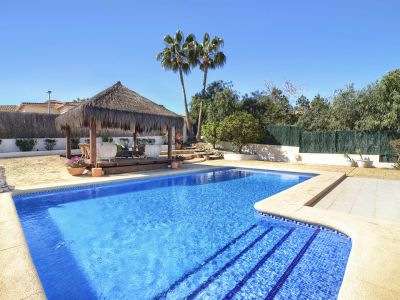 Piscina y pérgola