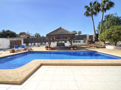 Piscina y pérgola