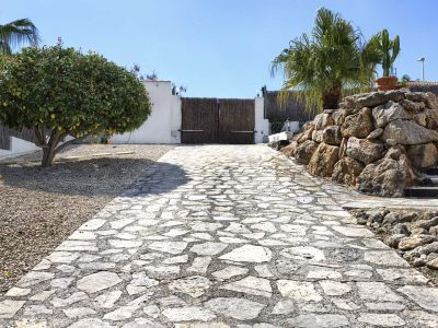 Camino de entrada y portón