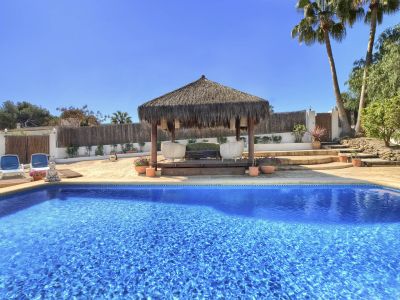Piscina y pérgola