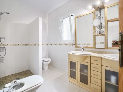 Cuarto de baño con ducha