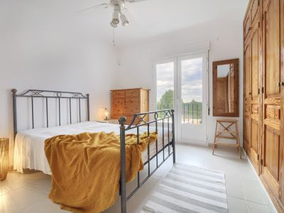 Dormitorio con balcón