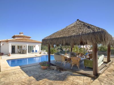 Piscina y pérgola