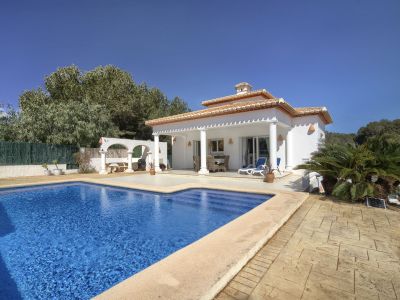 Piscina y terraza cubierta