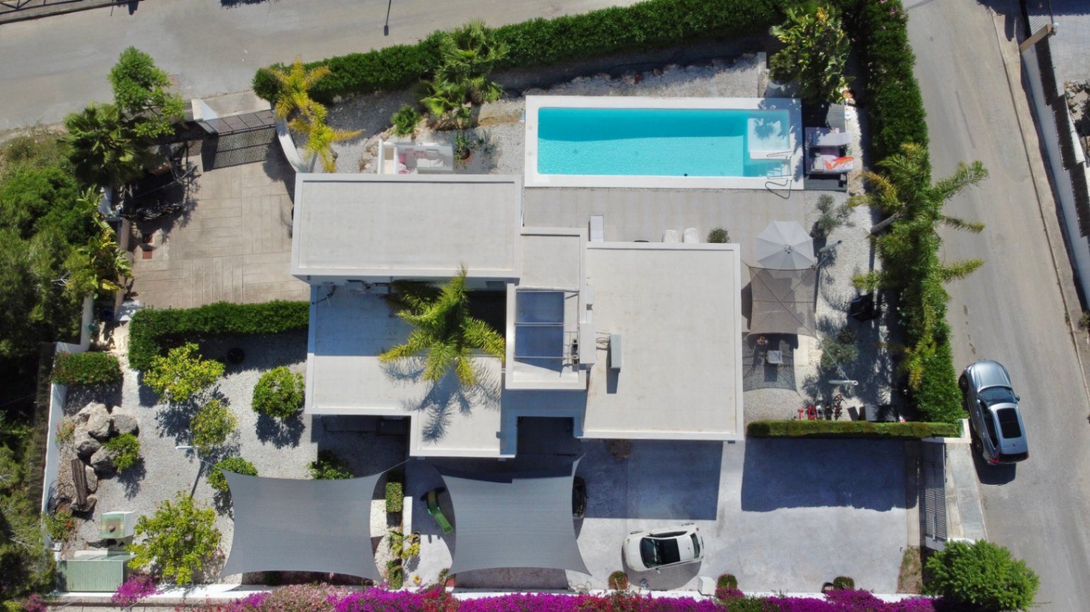 Vista aérea de villa y piscina