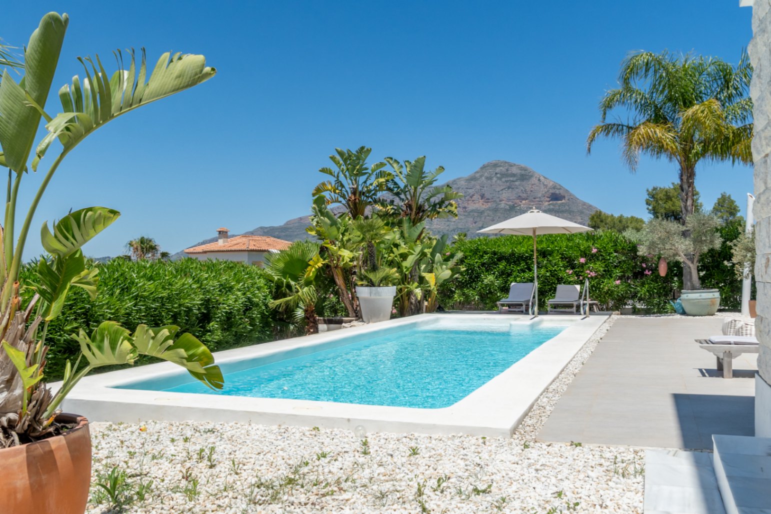 Piscina con vistas a la montaña